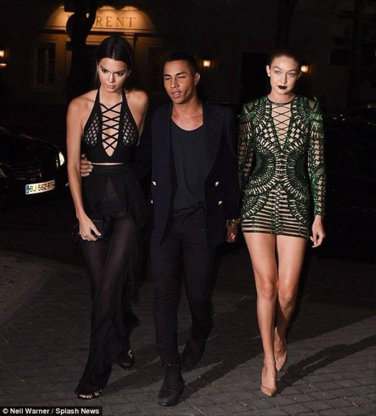 Tối 30/9, em gái Kim Kardashian - Kendall Jenner cùng 2 người bạn thân là chân dài Gigi Hadid và nhà thiết kế Olivier Rousteing đi ăn tối tại một nhà hàng ở Paris, Pháp. 