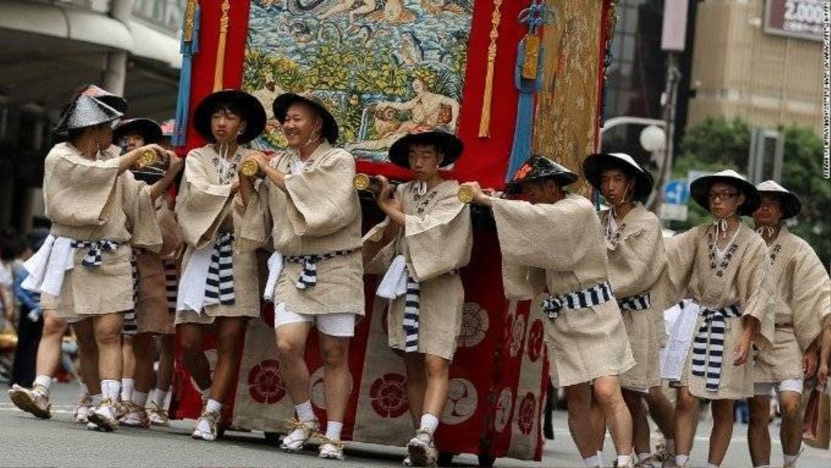 Lễ hội Gion. Bắt đầu từ thế kỉ thứ 9, lễ hội Kyoto Gion diễn ra hằng năm và là một trong ba lễ hội lớn nhất của người Nhật. Đây là một phần của nghi lễ bày tỏ lòng thành với các vị thần trong truyền thuyết đã tạo ra lửa, lũ lụt và động đất. Trong lễ hội, mọi người sẽ mặc yukata (kymonos mùa hè).