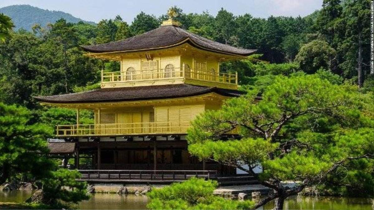 Đình Vàng, địa danh tham quan nổi tiếng nhất Kyoto bởi vẻ lộng lẫy, huy hoàng của nó.