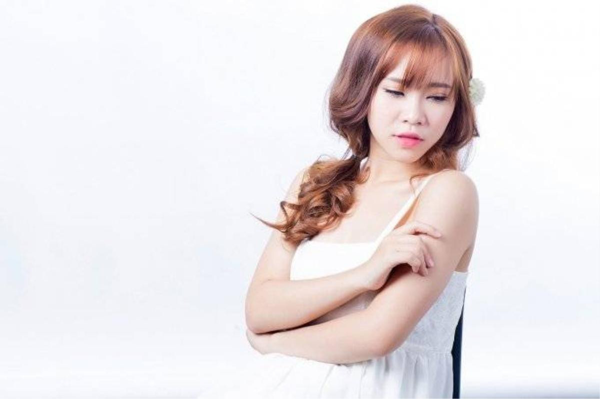 Để lại cho em là một bản ballad buồn kể về câu chuyện của một cô gái trẻ sau khi chia tay người yêu. Một mình đối diện với nỗi đau, sự cô đơn, lạc lõng và cả những kỷ niệm từ mối tình tan vỡ đã bỏ lại. Cô gái ấy nuốt nước mắt vào trong vì không muốn níu kéo hay khiến người mình từng yêu thương phải dằn vặt. Những gì để lại từ người cũ lẫn mối tình ấy chỉ còn những kỷ niệm vụn vỡ của một bức tranh chẳng còn cách nào có thể trọn vẹn được nữa.