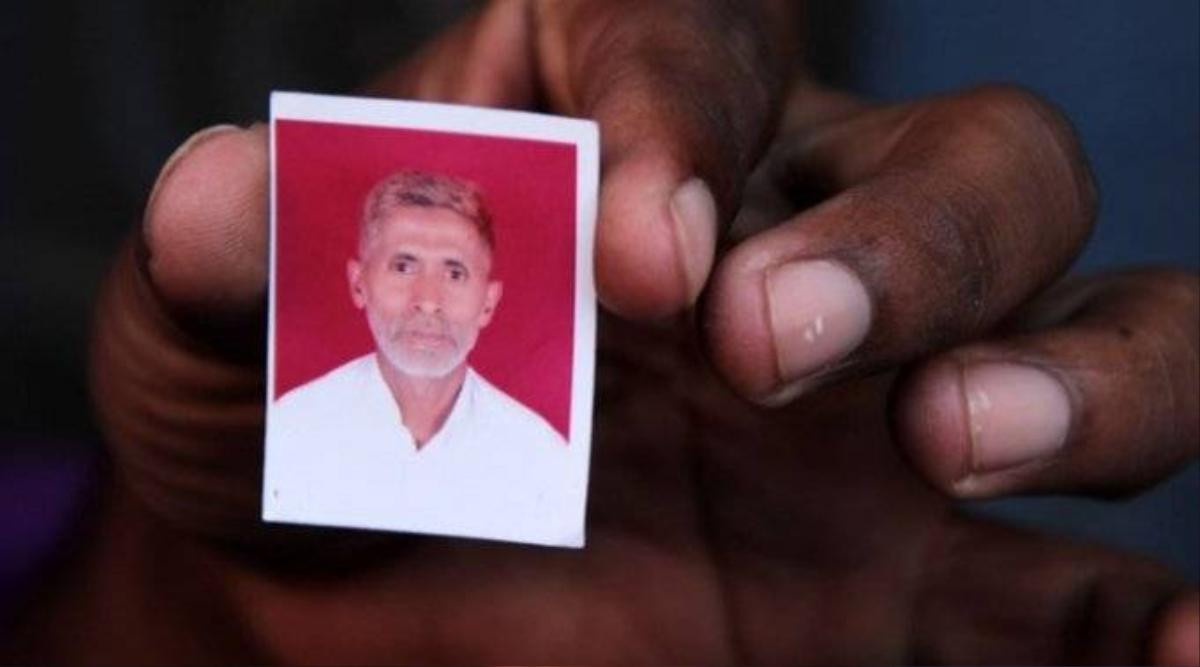 Mohammad Akhlaq, 50 tuổi, ở thành phố Uttar Pradesh, Ấn Độ bị ném đá đến chết vì bị nghi ăn thịt bò.