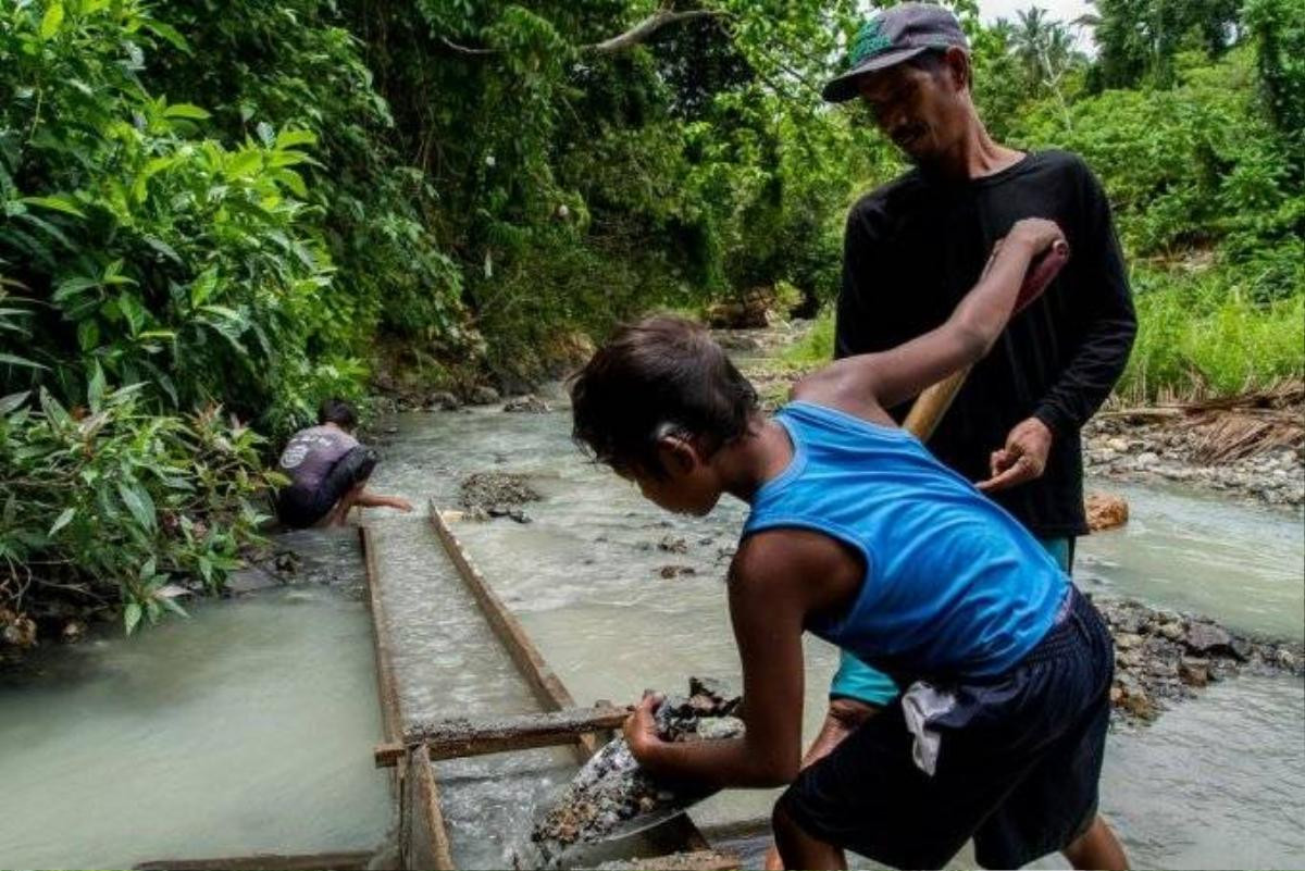 Thủy ngân là một độc tố gây co thắt cơ, đau lưng và hoại tử da.