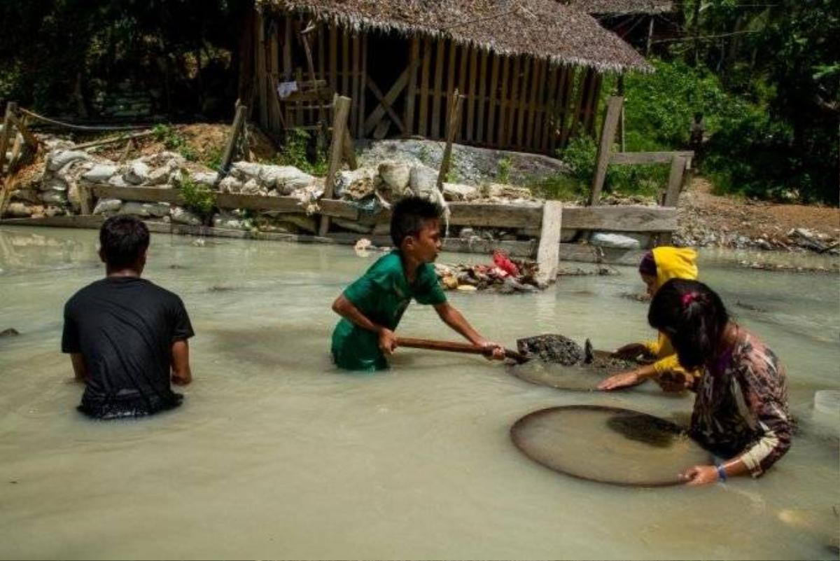 Các em nhỏ còn phải tiếp xúc trực tiếp với thủy ngân để đãi vàng.