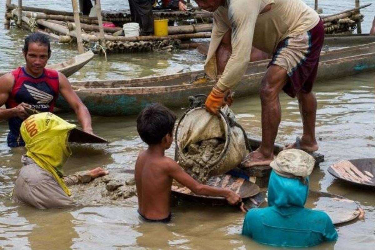 Hàng nghìn lao động trẻ em phải làm việc trong môi trường cực kỳ nguy hiểm tại các mỏ vàng.