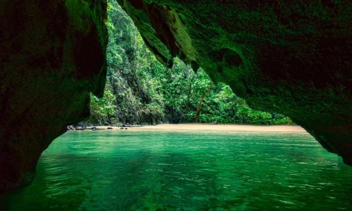 Bơi qua một đường hầm rộng 10 mét và dài 70 mét ở biển Trang trên đảo Koh Mook có vẻ hơi đáng sợ. Nhưng một khi bạn đến được đầu bên kia, phần thưởng sẽ là đầm phá tự nhiên tuyệt đẹp và bãi biển cát trắng được bao quanh bởi núi rừng thiên nhiên. Ngoài ra, nơi đây còn có cộng đồng Hồi giáo cổ để bạn tham quan và tìm hiểu. 