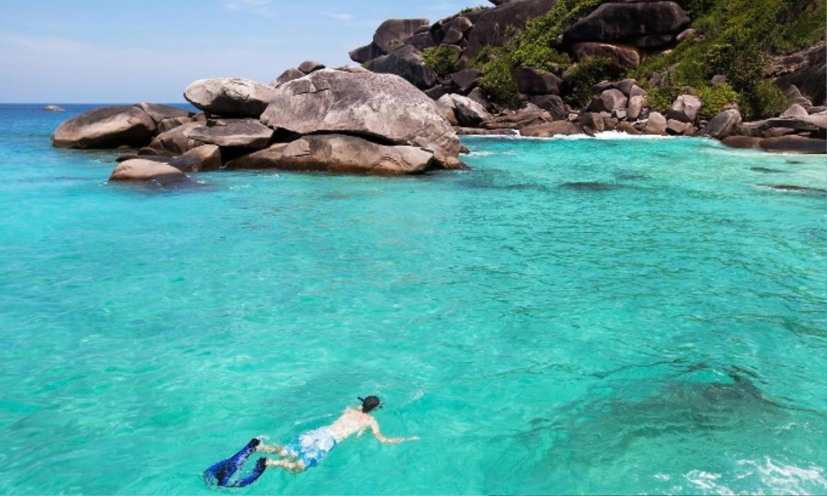 Quần đảo Similan, nằm ngoài khơi bờ biển phía tây, phù hợp cho những ai yêu thích những điều tuyệt vời từ miền nhiệt đới. Hầu hết du khách chỉ ở lại trong ngày. Đi từ Phuket hoặc Khao Lak, bạn sẽ đắm mình trên những bãi biển đông người, tàu thuyền tấp nập hoặc dành nhiều thời gian để thư giãn và khám phá. Nếu không, bạn có thể đặt vé sớm để tham quan công viên quốc gia với lều và túi ngủ gần bãi biển hoặc đơn giản hơn là ngủ tại khách sạn. 