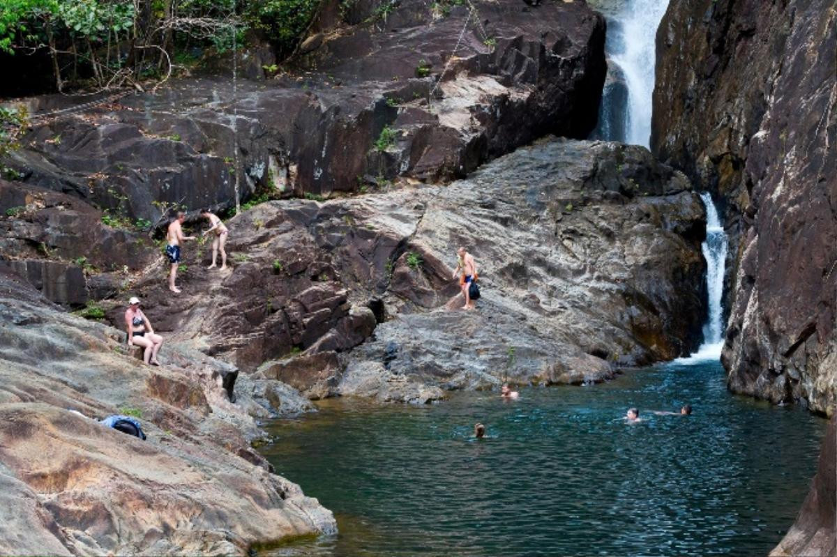 Koh Chang là một hòn đảo với phần lớn chưa được khai thác. Nằm trên bờ biển phía đông gần biên giới Cam-pu-chia. Đảo Koh Chang với 85% diện tích thuộc công viên quốc gia, vẻ đẹp gần như hoang sơ và thanh bình nhờ những thác nước tuyệt đẹp cùng rất nhiều bãi biển thiên nhiên. 