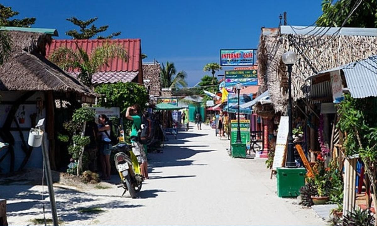 Đảo Koh Lipe nằm ở biên giới Malaysia và công viên quốc gia Tarutao.. Một ngày trên đảo, bạn sẽ được khám phá các đảo xung quanh, những hòn đảo hoảng vu với khỉ và nước trong như pha lê, thích hợp để lặn biển. Bãi biển Hoàng hôn với những rung cảm nhẹ nhàng, bạn có thể dành cả ngày để lặn biển và tận hưởng bầu trời đêm đầy sao yên tĩnh. 