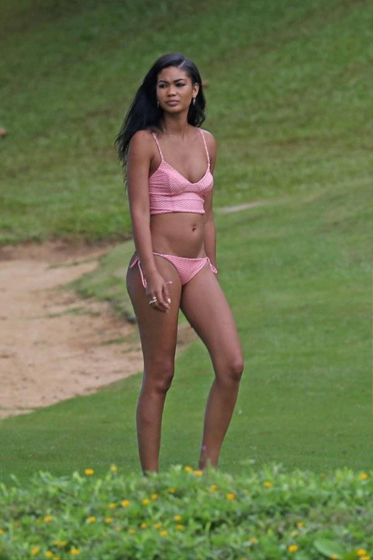 Chân dài trẻ tuổi Chanel Iman đang có kỳ nghỉ ở hòn đảo Kauai, Hawaii. Hôm 2/10, Chanel bị bắt gặp đi tắm biển cùng bạn bè. Người đẹp diện bộ bikini gợi cảm, khoe thân hình săn chắc, cân đối. 