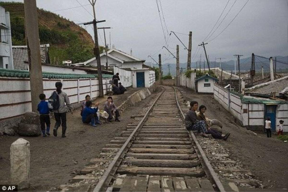 Cuộc sống không lối thoát và đói nghèo khiến nhiều người dân phải tìm cách bỏ trốn qua biên giới thông qua những kẻ buôn người.