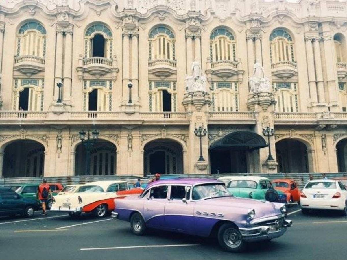 Tới Havana, du khách dạo bước trong ngỡ ngàng trước những toà nhà cổ kính mấy trăm năm tuổi. Với hơn 50.000 xe hơi được sản xuất từ những năm đầu thế kỷ 20 đang lưu hành, Cuba xứng đáng là "thiên đường xe cổ" của thế giới.