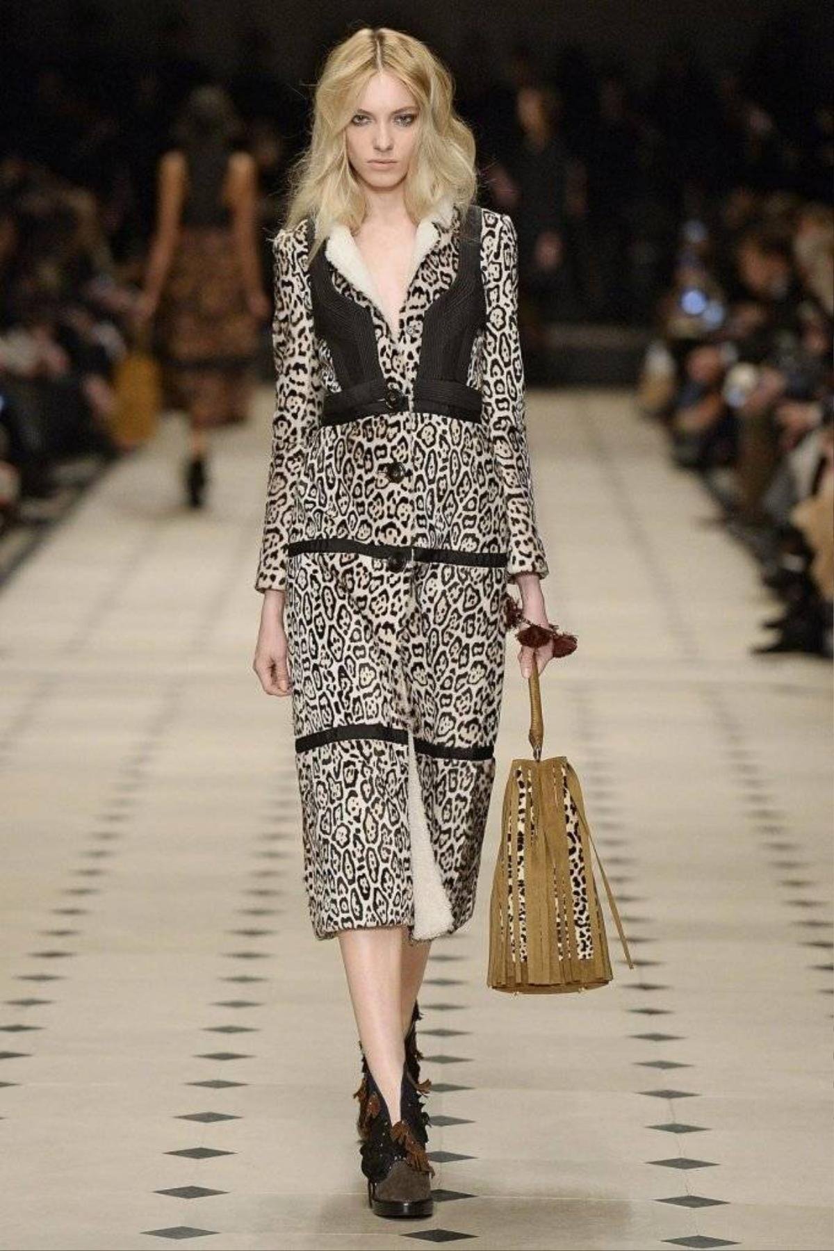 Bộ sưu tập Thu-Đông mới đây của thương hiệu Burberry là một minh chứng cho sự tồn tại của họa tiết in da báo hiện nay. Được xử lí trên các chất liệu đa dạng cùng màu sắc phong phú, xu hướng này chắc chắn vẫn còn phát triển với những biến tấu mới mẻ, và sáng tạo hơn.