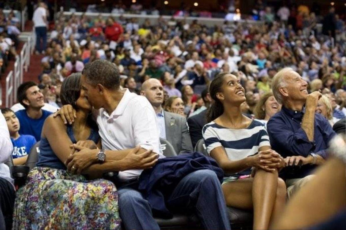 Tổng thống Obama không cưỡng lại được nụ hôn Kiss Cam với người vợ xinh đẹp ngay trong trân khai mạc bóng rổ giải Olympic thế giới năm 2012.