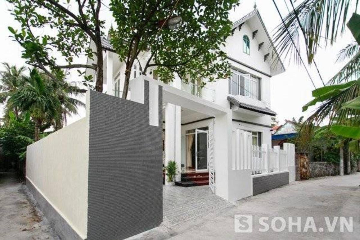 Tọa lạc trên diện tích mặt đất lên tới hơn 100m2, ngôi nhà của gia đình Phạm Hương được xem như 1 căn biệt thự mọc lên giữa khu dân cư nghèo.