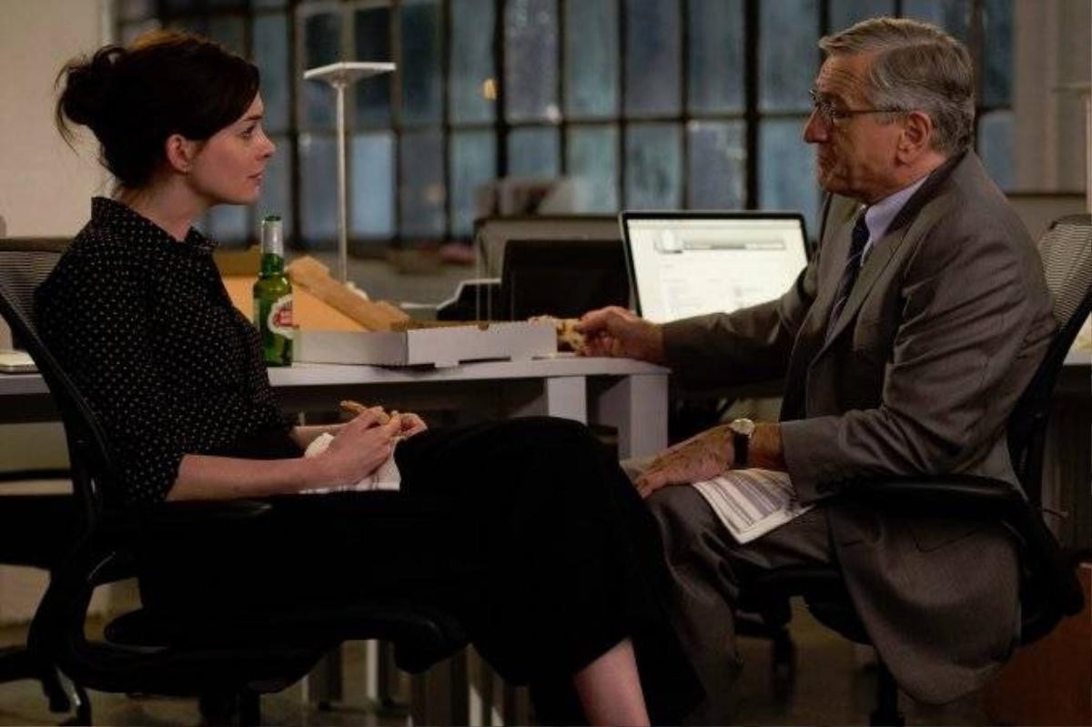 Anne-Hathaway-Robert-De-Niro-in-The-Intern