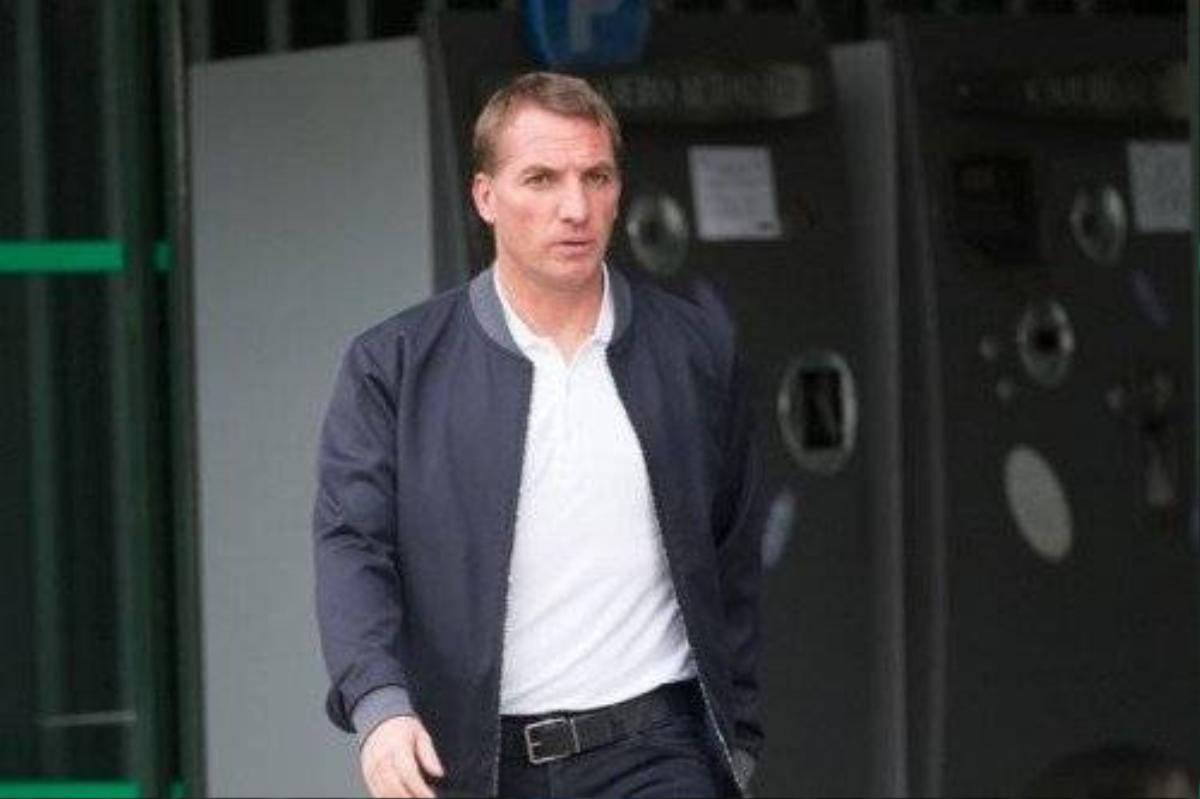 HLV Brendan Rodgers trông rất mỏi mệt và buồn bã.