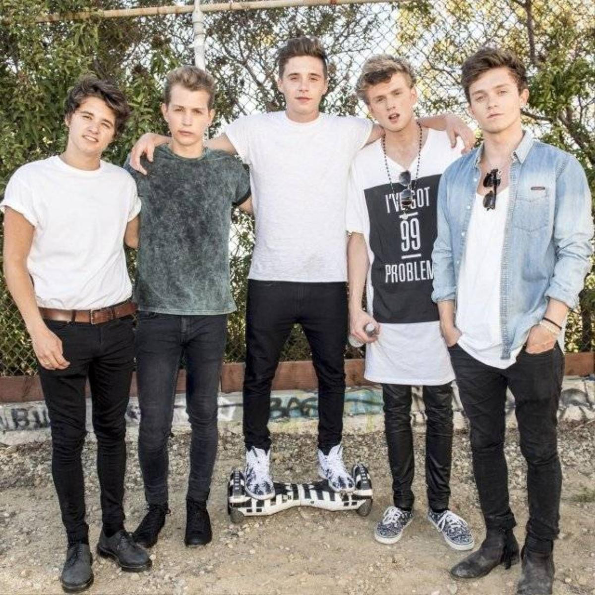 Cậu cả nhà Becks chụp ảnh cùng các thành viên The Vamps.