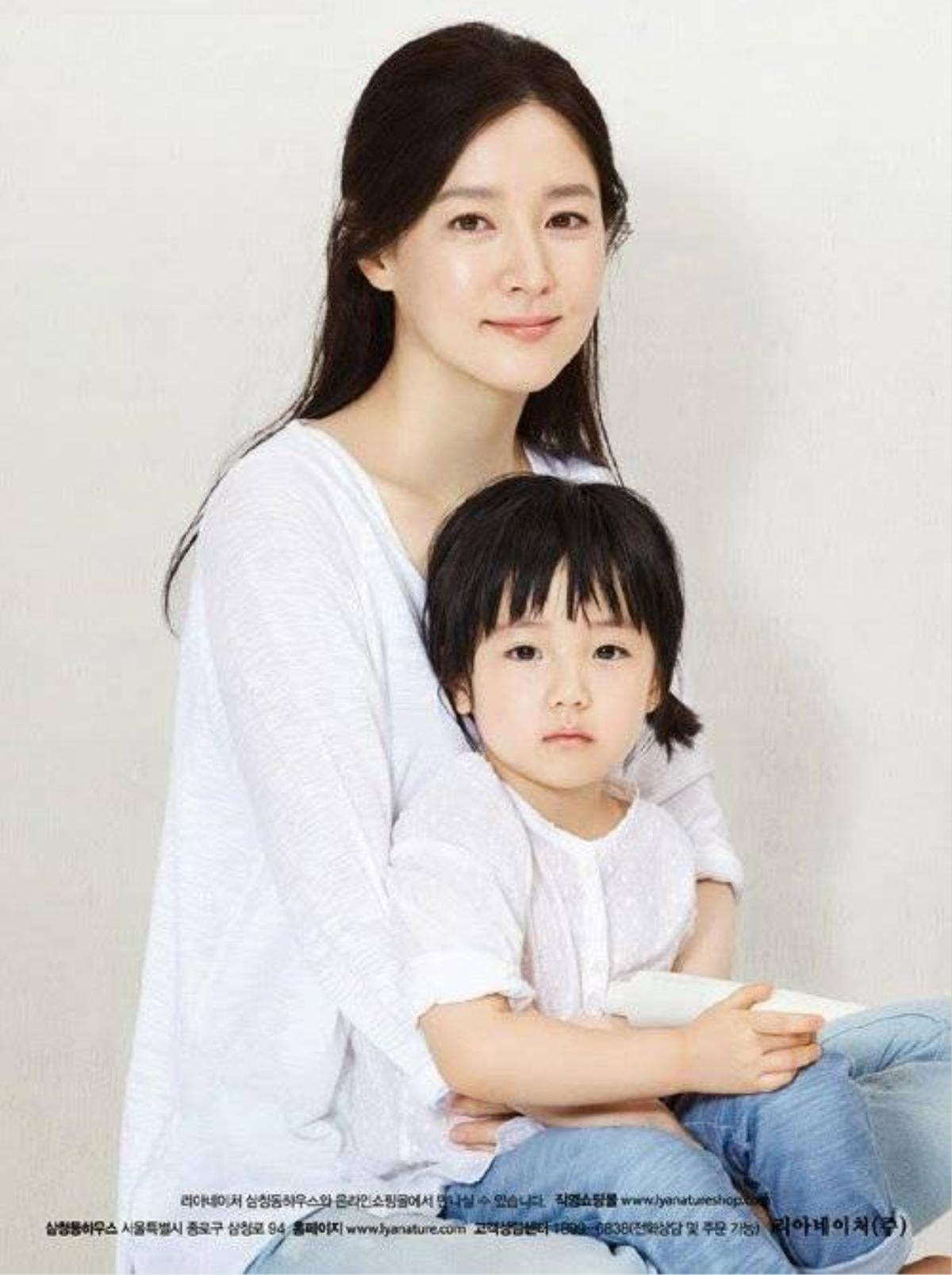 Lee Young Ae và con gái làm người mẫu quảng bá cho thương hiệu mỹ phẩm riêng của nữ diễn viên.