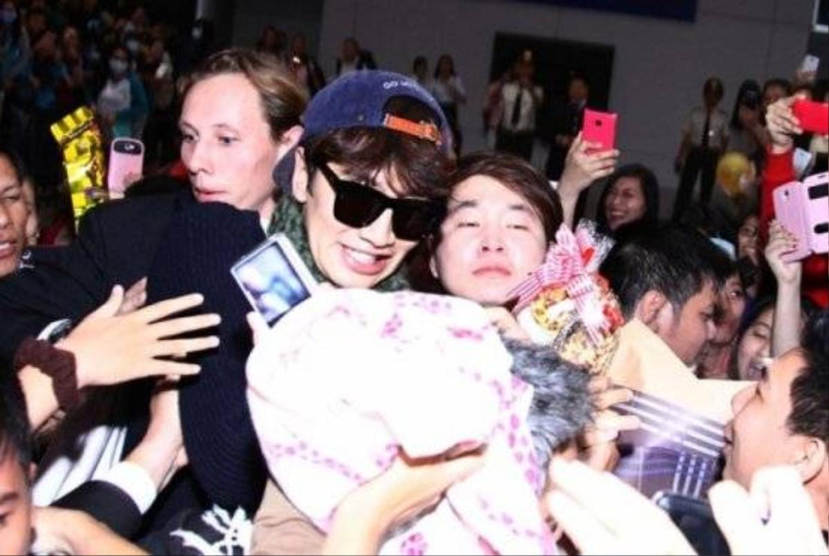 Fan chen lấn, tìm mọi cách để tiếp cận và chụp hình của Lee Kwang Soo.