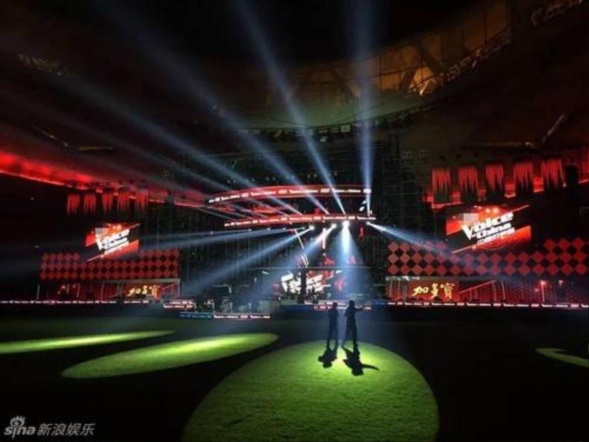 Tối 7/10, đêm chung kết The Voice Trung Quốc 2015 chính thức tổ chức tại sân vận động Tổ Chim (Bắc Kinh). Đài Chiết Giang - đơn vị tổ chức chương trình đã chuẩn bị kỹ càng cho đêm chung kết. Trong buổi tổng duyệt, Sina cho biết hệ thống ánh sáng được lắp đặt hàng cao cấp.