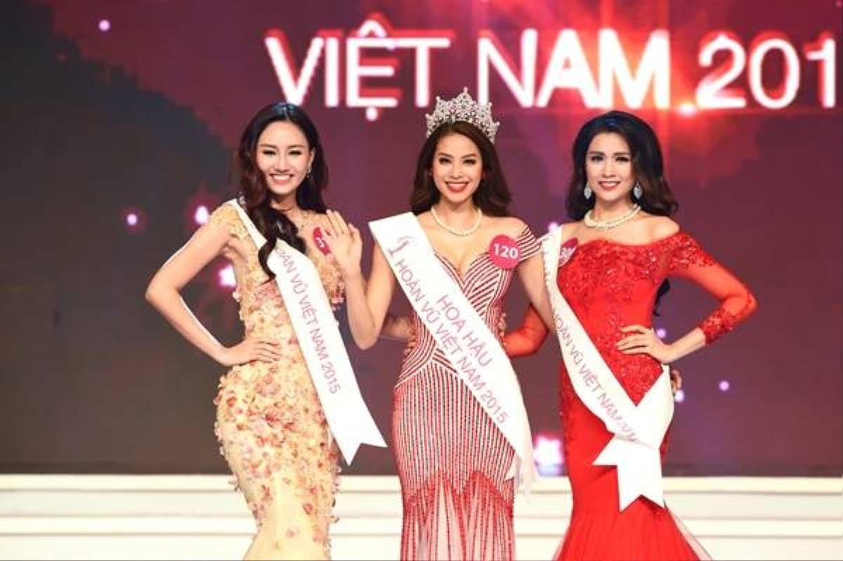 Top 3 người đẹp nhất Hoa hậu Hoàn vũ trong đêm đăng quang. Phạm Hương có phần thấp hơn 2 người đẹp còn lại.