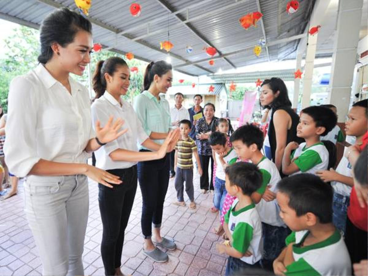 Ba người đẹp có chuyến đi từ thiện tại Nha Trang.