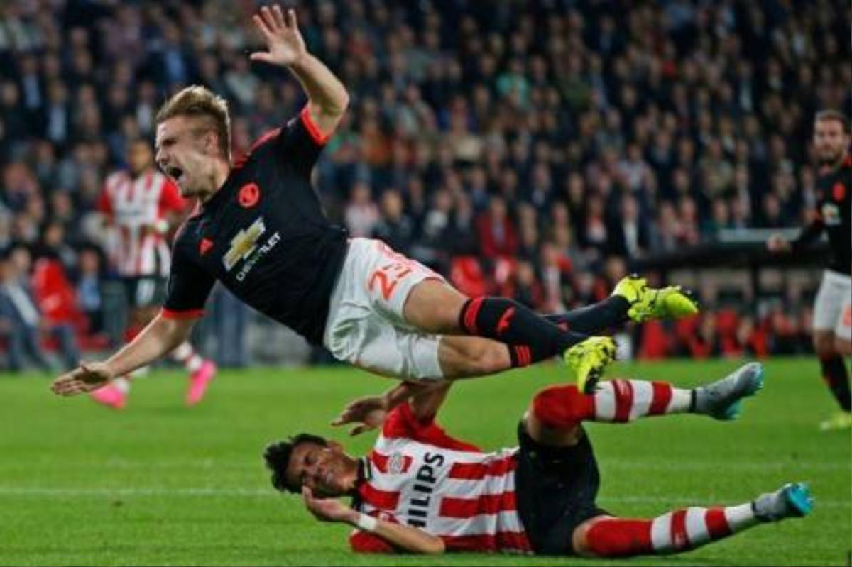 Pha bóng khiến Luke Shaw gãy chân.