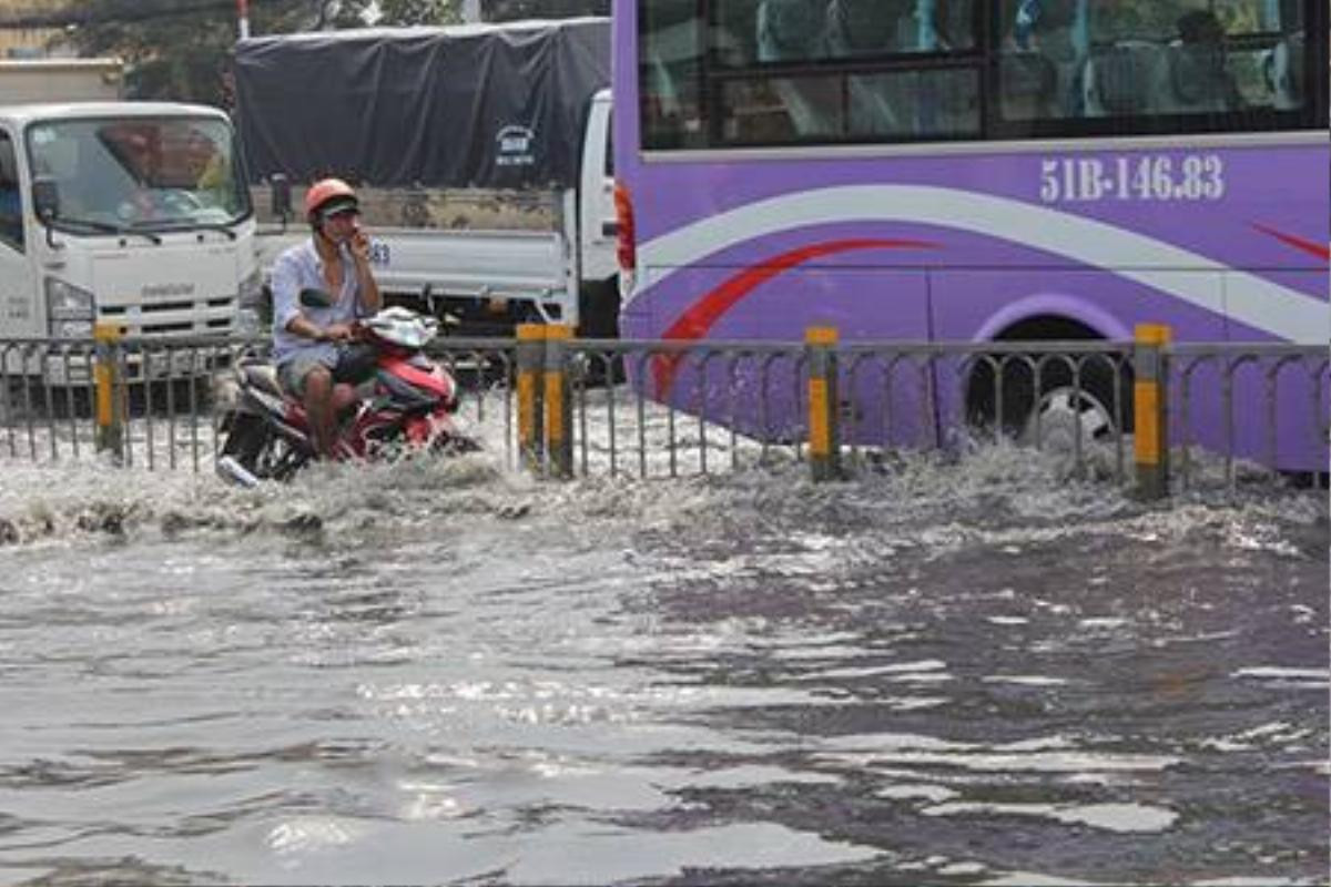 Mực nước trên đường Kinh Dương Vương lên đến nửa bánh xe - Ảnh: Phạm Hữu