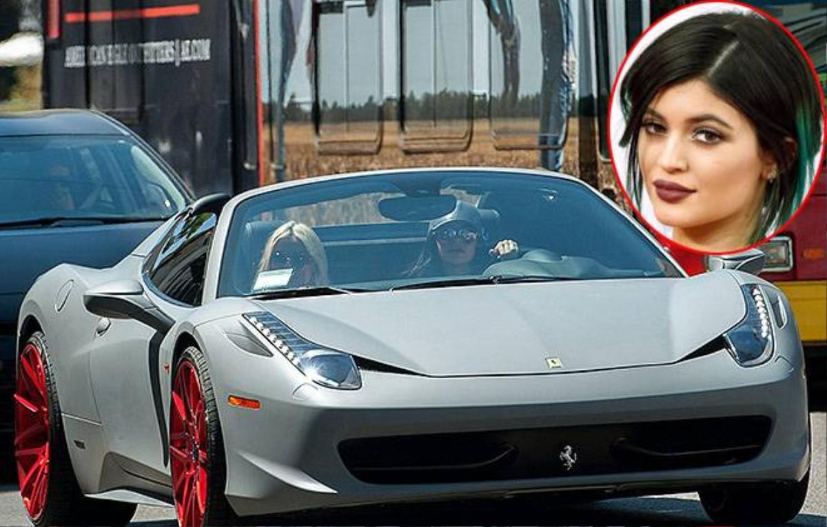 Nhân dịp sinh nhật lần thứ 18 của bạn gái Kylie Jenner, rapper Tyga đã tậu chiếc xế Ferrari 484 Italia sang trọng có giá 320.000 USD để làm quà tặng. Kylie sau đó đã sơn lại chiếc xe với màu xám lì, bánh xe màu đỏ đậm nổi bật. 