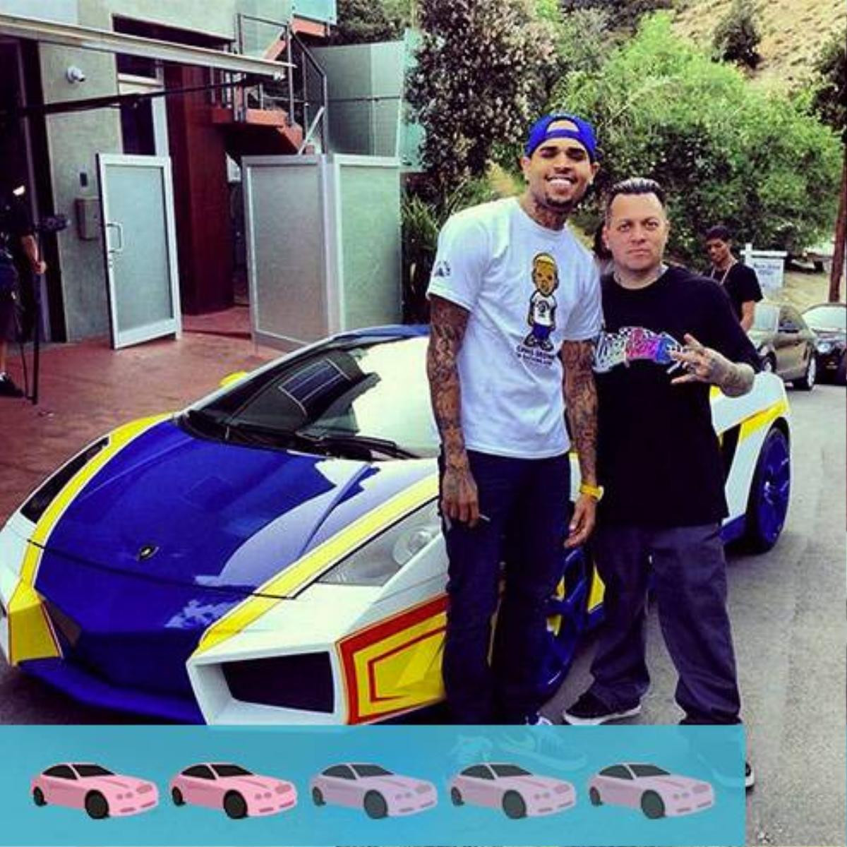 Xế hộp hiệu Lamborghini Gallardo của nam ca sĩ Chris Brown từng bị chê là đồ chơi trẻ con vì 3 màu sắc xanh - trắng - vàng sặc sỡ. Màu sơn được lấy cảm hứng từ video game của thập niên 80, Chris đặt tên cho chiếc ô tô này là El Toro. 