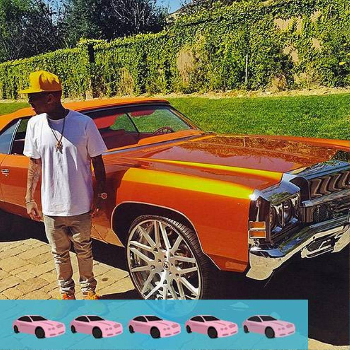 Tyga cũng sở hữu chiếc xế rực rỡ hơn của bạn gái, đó là chiếc Chevrolet Impala màu cam được trang bị ổ đĩa MAGLIA ECL 26 inch. 