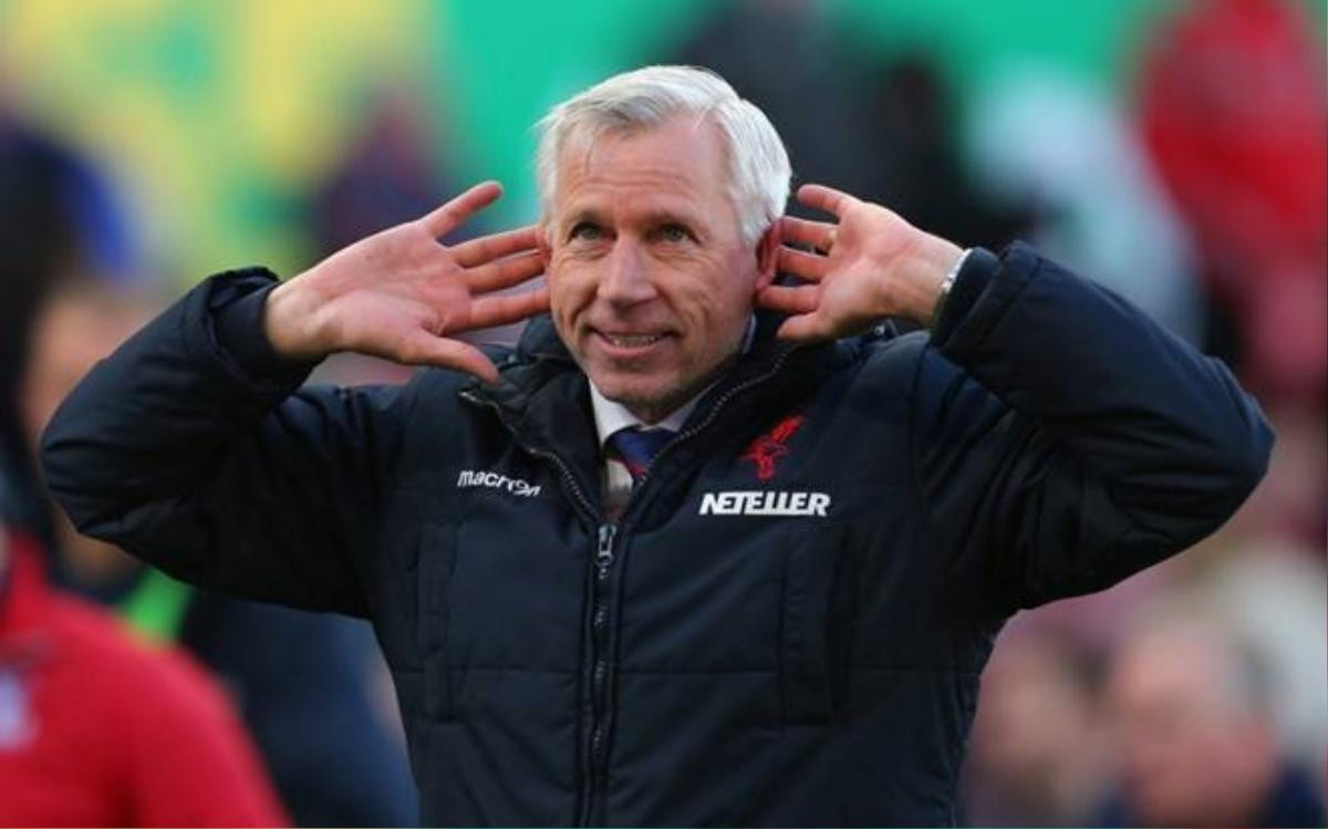 10. Alan Pardew (Crystal Palace- 1,5 triệu bảng/ mùa): Chiến lược gia người Ireland được tăng gấp đôi tiền lương khi chia tay Newcastle để chuyển đến làm việc tại Selhurst Park vào tháng 12/2014. Ở đội bóng mới, HLV lắm tài nhiều tật giúp “Đại bàng xanh” thi đấu khởi sắc và hiện xếp thứ 4 trên BXH Premier League.