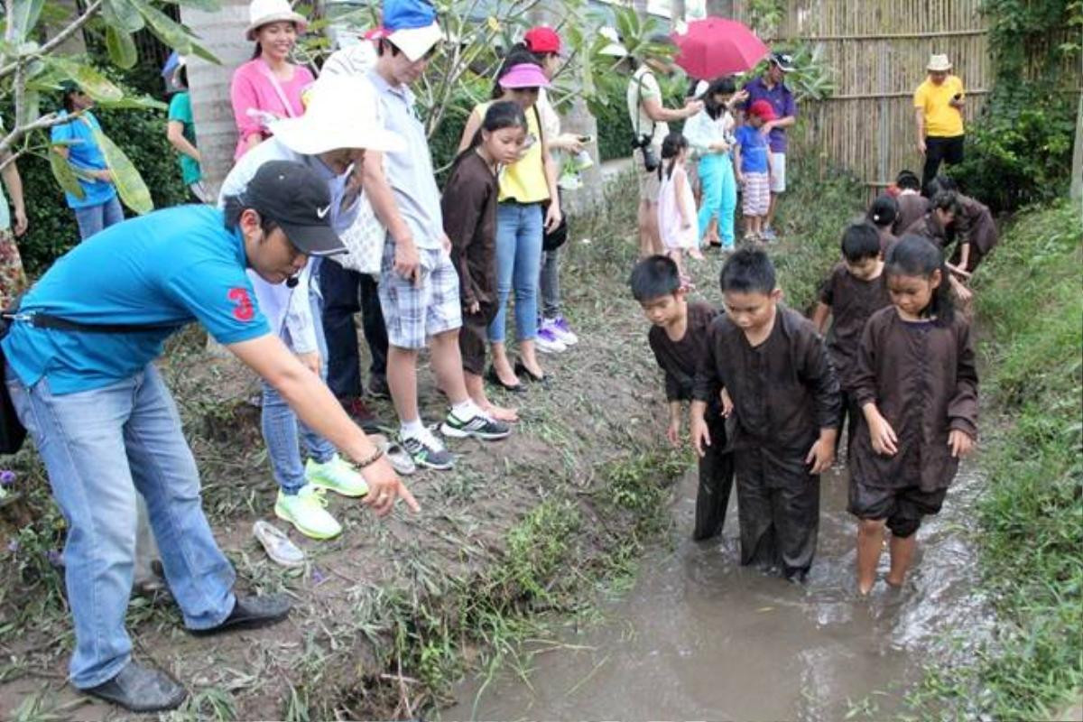 TP HCM đã có nhiều dịch vụ cho khách trải nghiệm về công việc trồng trọt, nhưng đây là đơn vị đầu tiên tổ chức cho khách tự tay bắt cá, vắt sữa bò, chăn nuôi các loại gia súc. Với mức giá 395.000 đồng mỗi người, bao xe đưa đón, chương trình đã được nhiều gia đình đăng ký cho con trẻ trải nghiệm một ngày làm nông dân chính hiệu. Hơn chục con cá lóc được cho cho xuống một mương có ít nước. Khách sẽ được mặc áo bà ba, vào vai nông dân "chính hiệu" để bắt cá. 