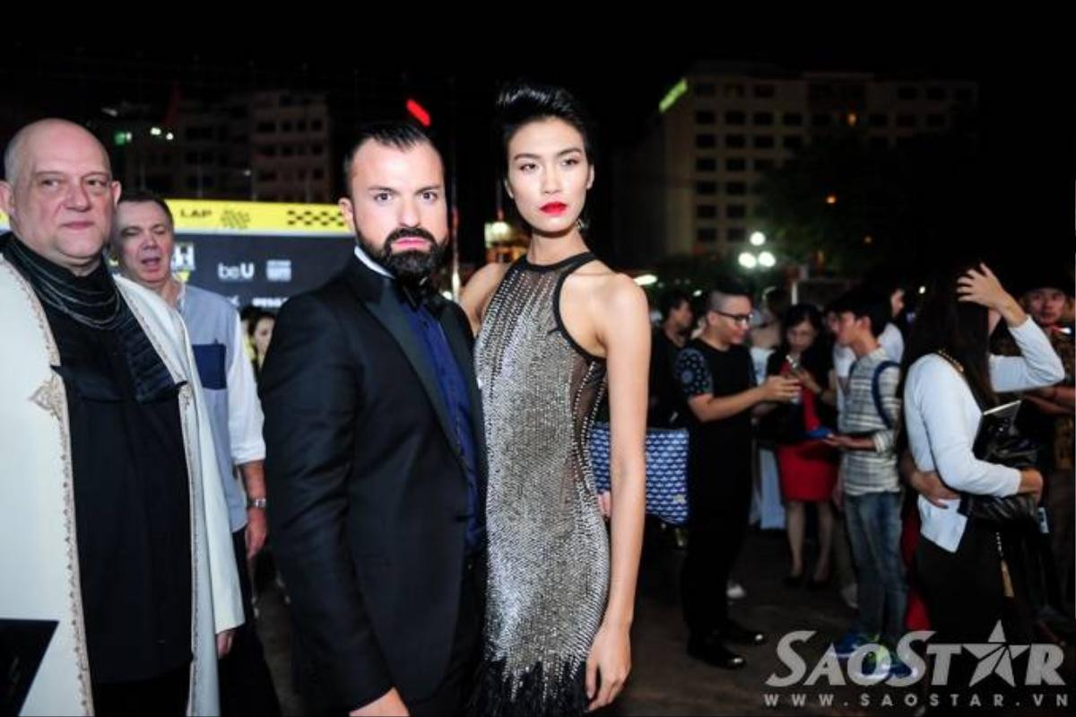 Nhà thiết kế Julien Fournié và Nguyễn Oanh - Quán quân Vietnam's Next Top Model 2014.