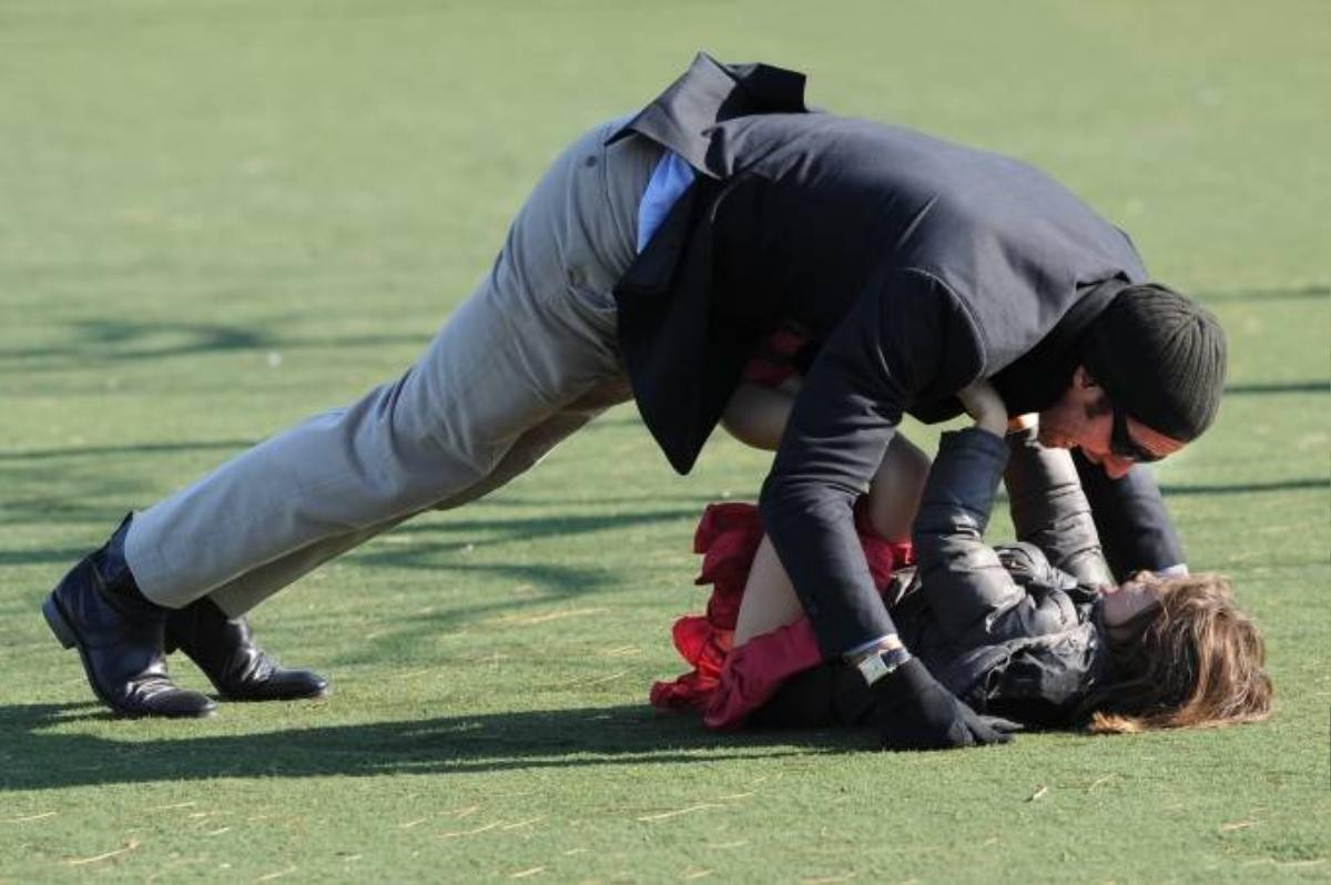 Hugh-Jackman-Plays-Football-With-His-Daughter-in-NYC-3