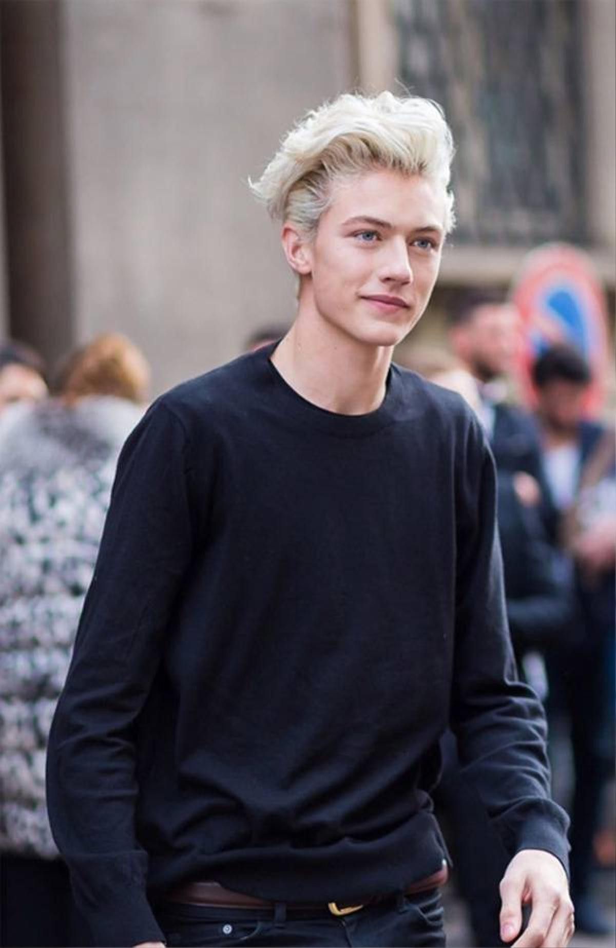 'Hoàng tử 16 tuổi' Lucky Blue Smith kém cuốn hút với mái tóc dài không vào nếp.