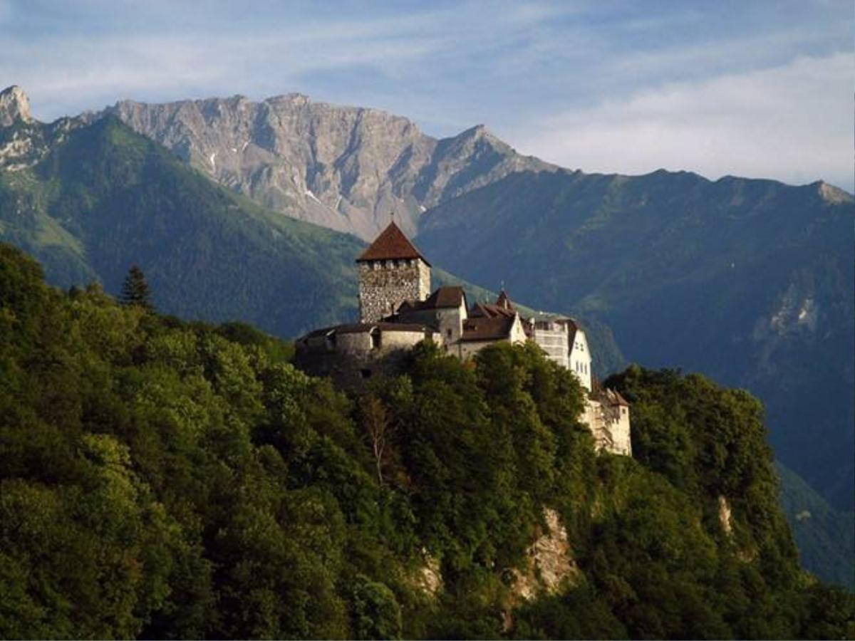 Liechtenstein: Nằm trên một ngọn đồi ở Vaduz, lâu đài Vaduz là nơi sinh sống của hoàng tử Hans-Adam II. Vào ngày quốc khánh của Liechtenstein (15/8), một buổi lễ lớn được tổ chức ở sân lâu đài, người tham gia sẽ được mời vào vườn dùng bữa.