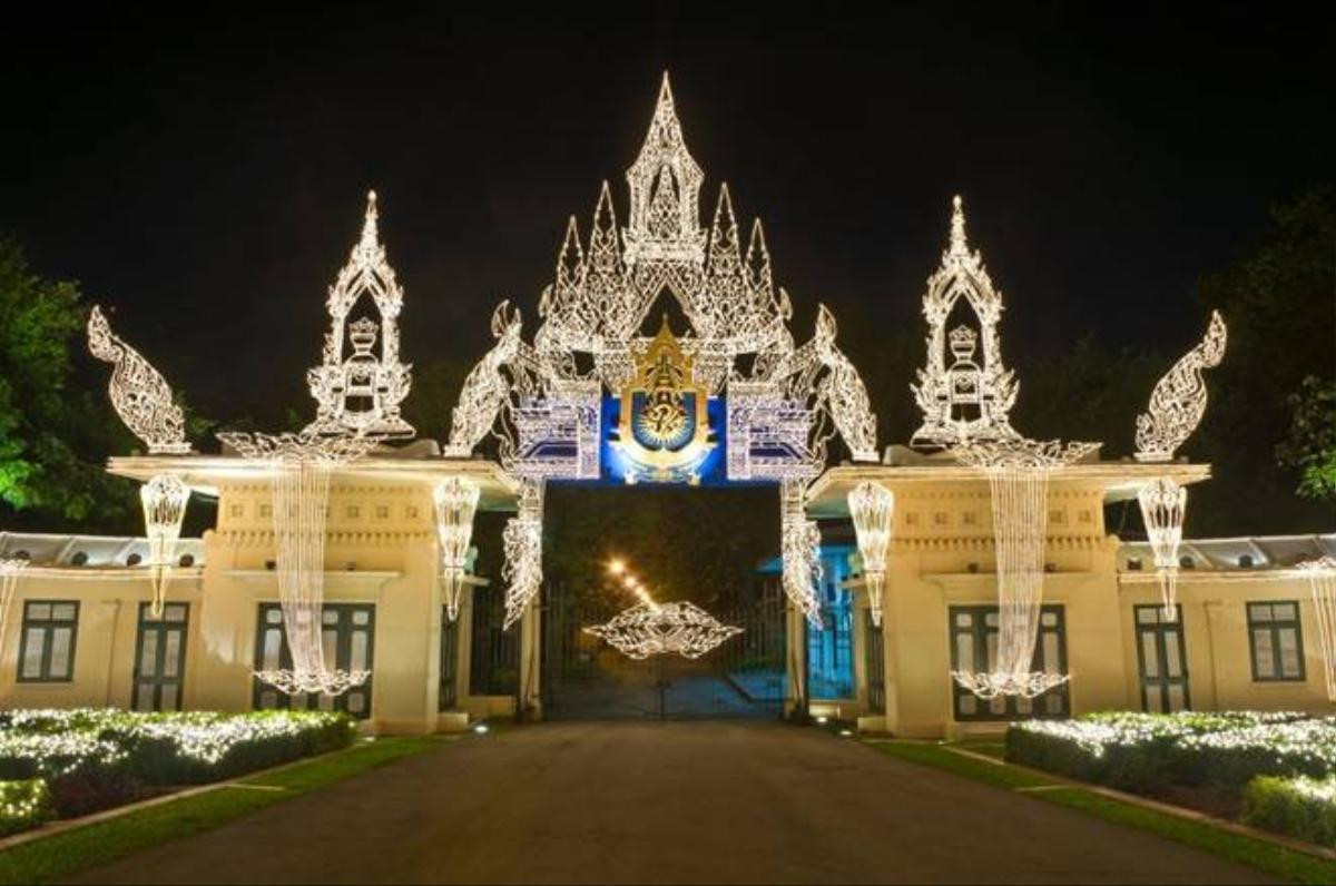 Thái Lan: Điện Chitralada ở Bangkok là nhà của Vua Bhumibol Adulyadej, vị vua đầu tiên không sống ở Cung điện hoàng gia. Cung điện này có một phần là trang trại, phục vụ cho các dự án nông nghiệp hoàng gia, một phần là trường học dành cho trẻ em thuộc hoàng gia và nhân viên làm trong cung điện.