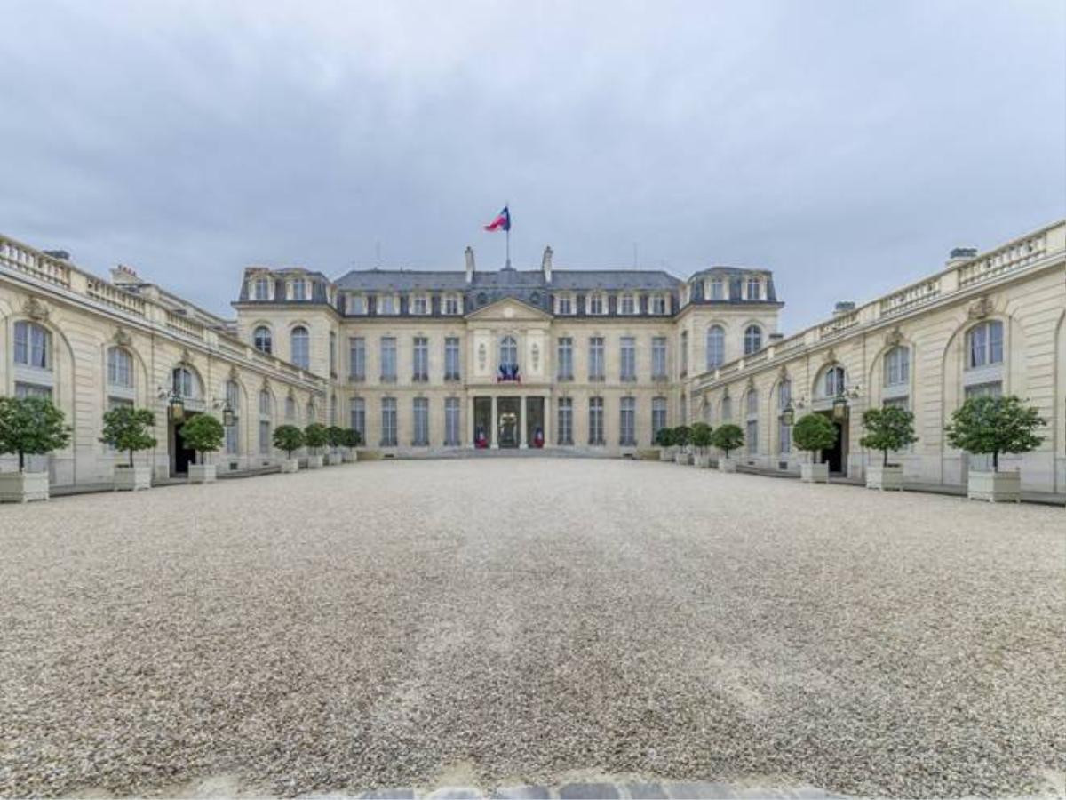 Pháp: Nằm gần Champs-Élysées ở Paris, điện Élysée là nơi ở của Tổng thống Pháp từ những năm 1840. Ông François Hollande sống tại đây từ năm 2012.