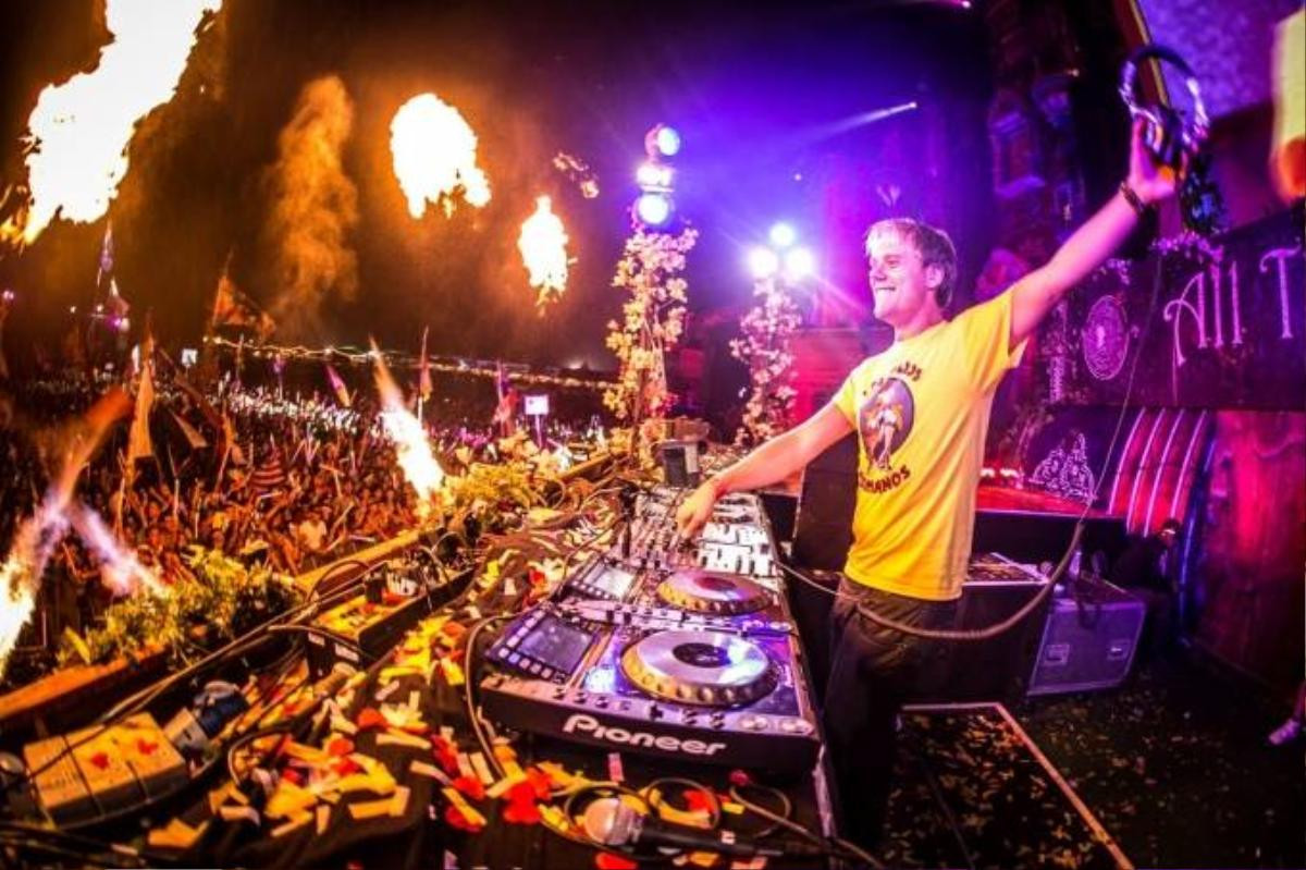 Armin van Buuren có thể chơi nhạc liên tục 12,5 giờ.