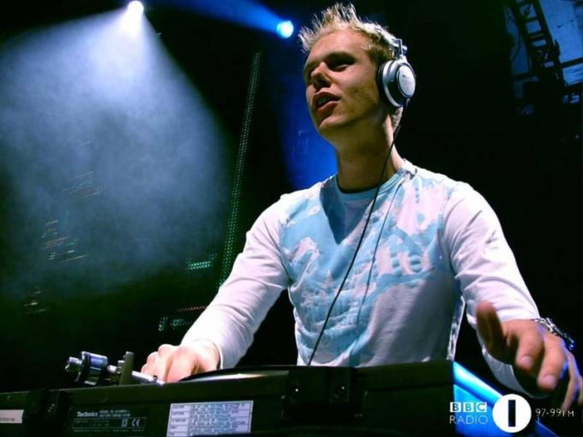 Hình ảnh Armin van buuren khá giản dị vào đầu những năm 2000.