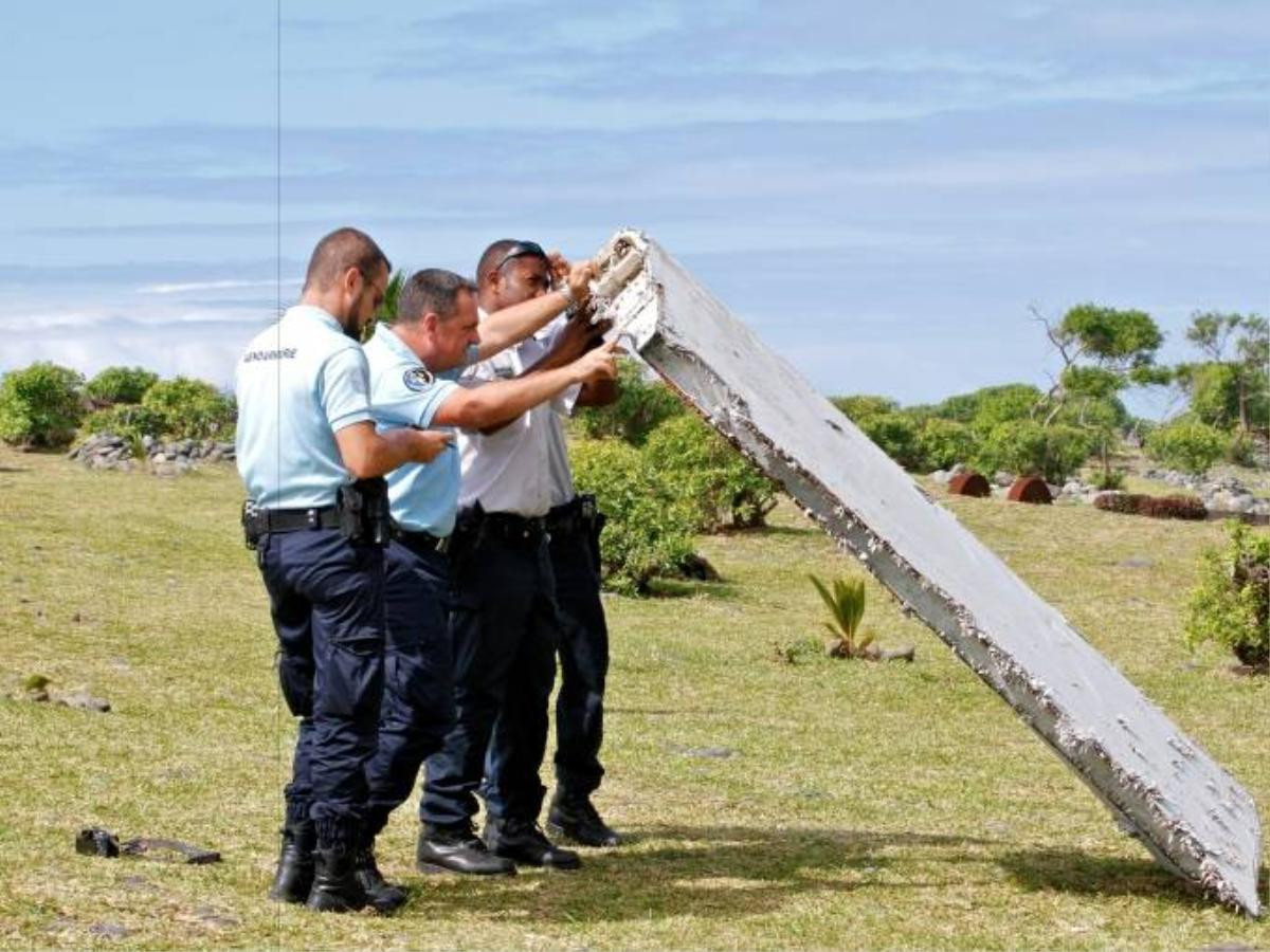 Cảnh sát Pháp khám nghiệm một mảnh vỡ máy bay ở Saint-Andre, đảo Réunion.