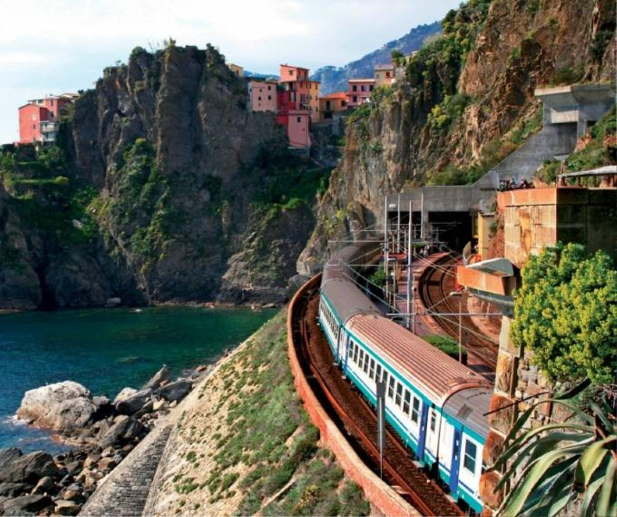 Đoàn tàu chạy trên triền núi, một cung đường lãng mạn để vào Cinque Terre.