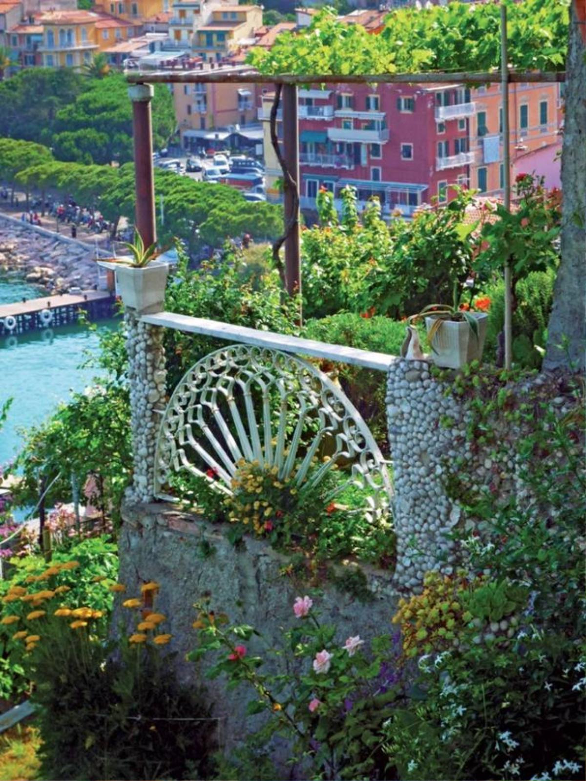 Những ngôi nhà xinh đẹp được phủ đầy hoa, hướng ra biển ở Cinque Terre.