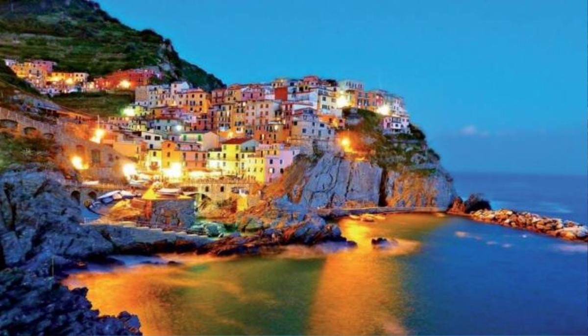 Cinque Terre lộng lẫy trong ánh đèn, đẹp như nàng công chúa ngủ quên.