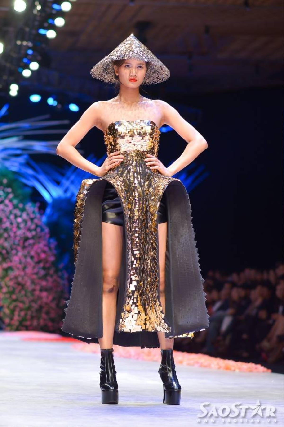 Quán quân Việt Nam Nexttop model năm 2015 Phương Ly là người mở màn cho Tuần lễ thời trang quốc tế Việt Nam.