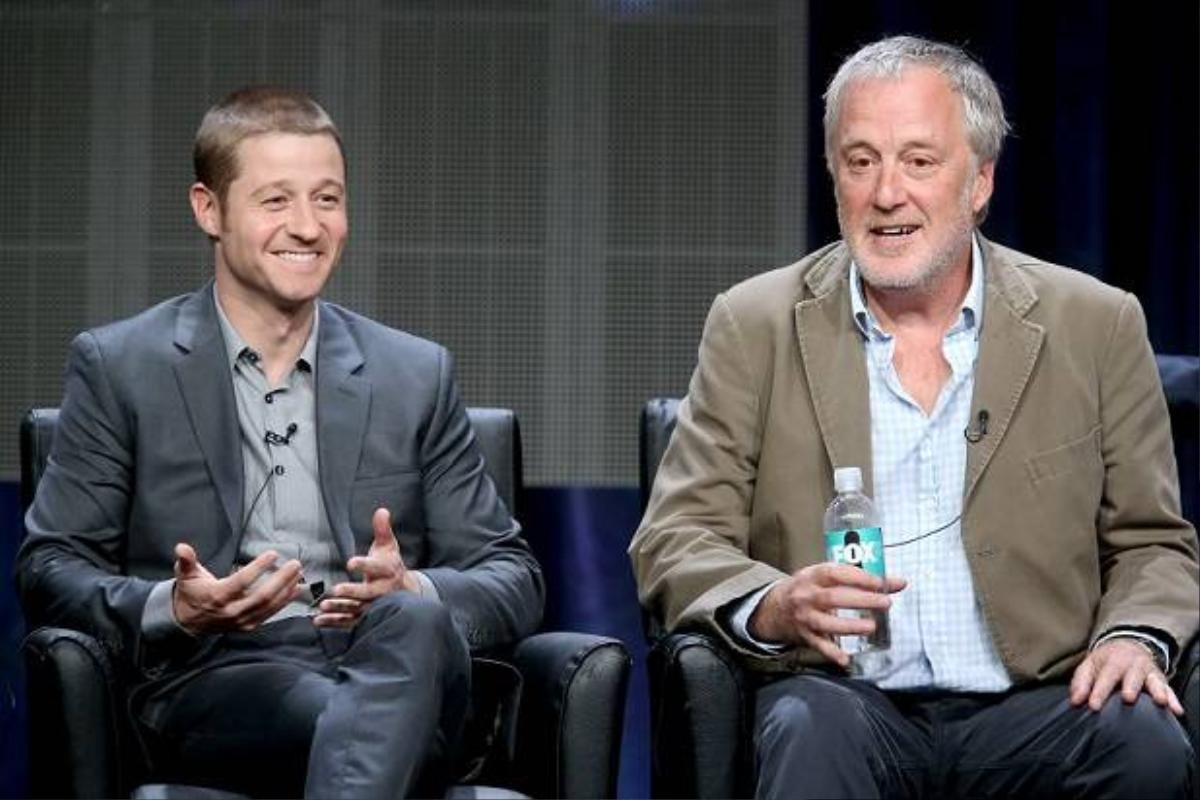 Bruno Heller (phải) cùng diễn viên Ben McKenzie