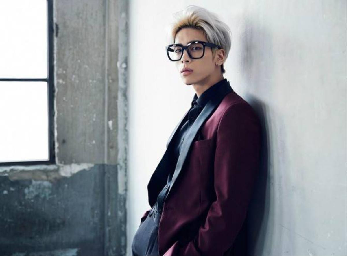 Giọng ca chính của nhóm SHINee - Jonghyun lọt vào top 10 ở vị trí thứ 4 với 29 điểm và 8 phiếu bầu. Cách đây không lâu, Jonghyun ra mắt đĩa nhạc solo đầu tiên mang tên Base bao gồm các ca khúc thể hiện khả năng sáng tác và gu âm nhạc độc đáo. Jonghyun còn sở hữu không ít các bài hát tự sáng tác.