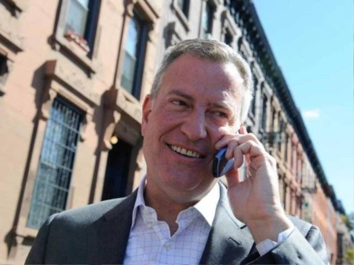 Được biết, chiếc điện thoại "cũ mèm" mà thị trưởng New York Bill De Blasio đang sử dụng là của hãng Samsung.