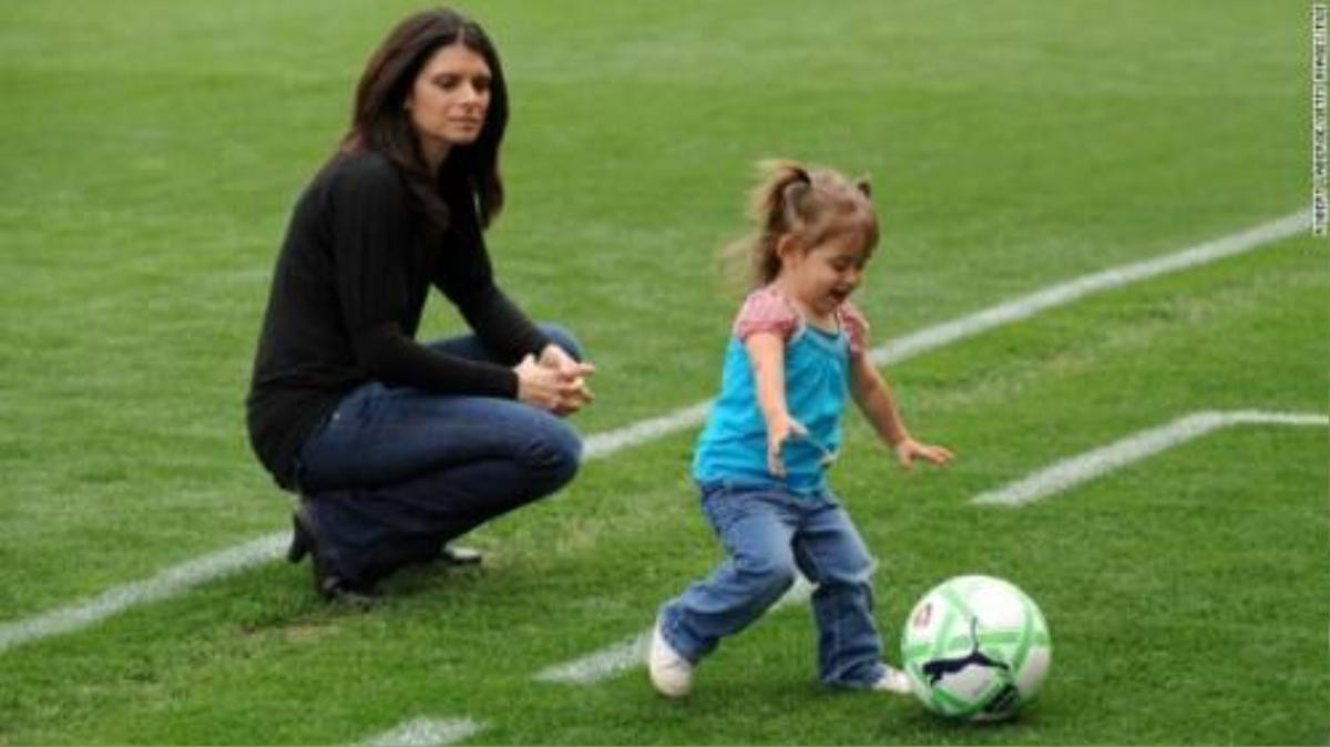 Khoảnh khắc đời thường của Mia Hamm - chơi bóng cùng con gái của mình.